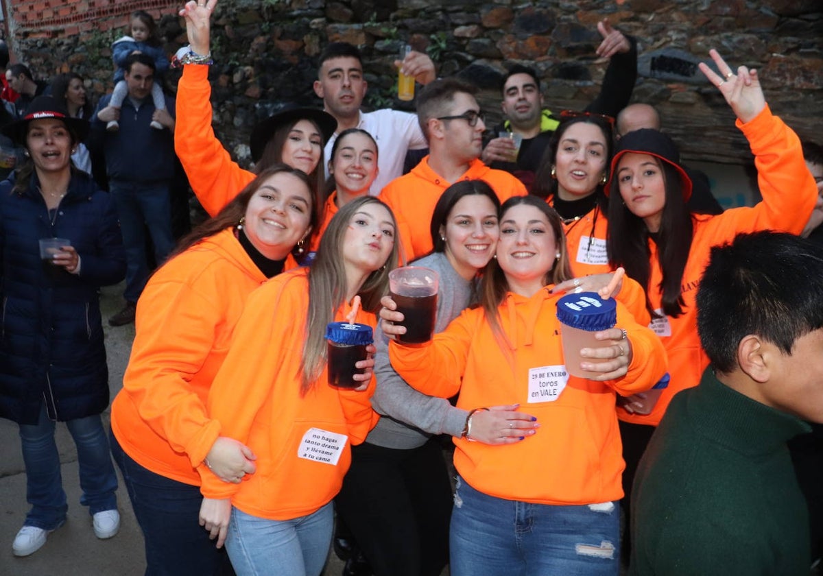 Las peñas dan color y animación al inicio de las fiestas de Valero