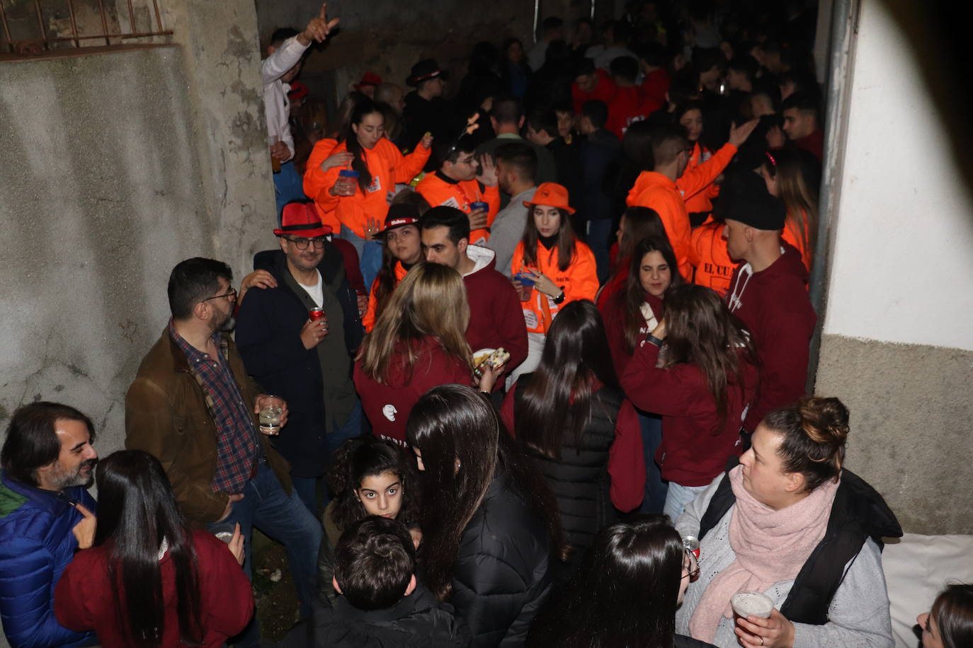 Las peñas dan color y animación al inicio de las fiestas de Valero