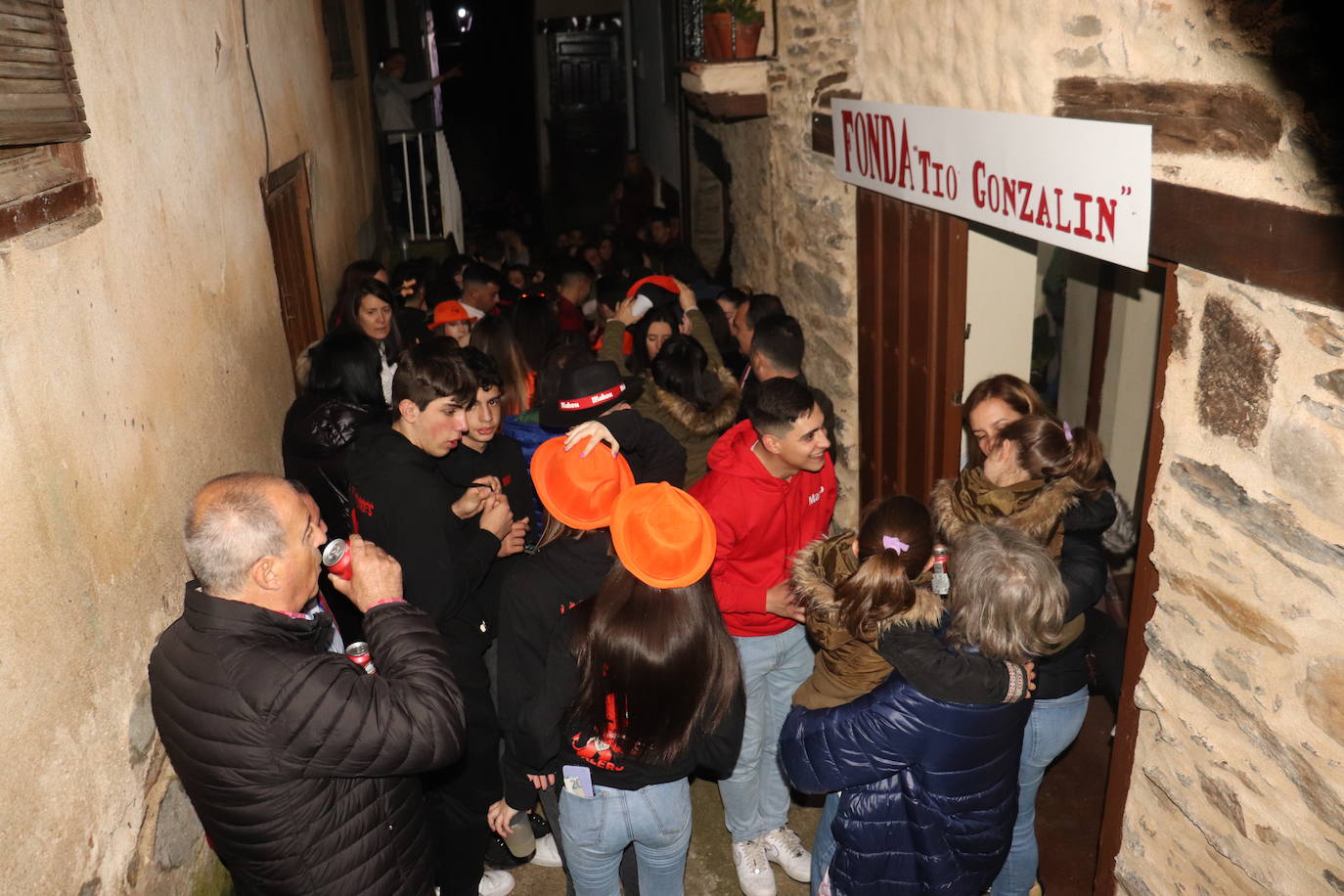 Las peñas dan color y animación al inicio de las fiestas de Valero