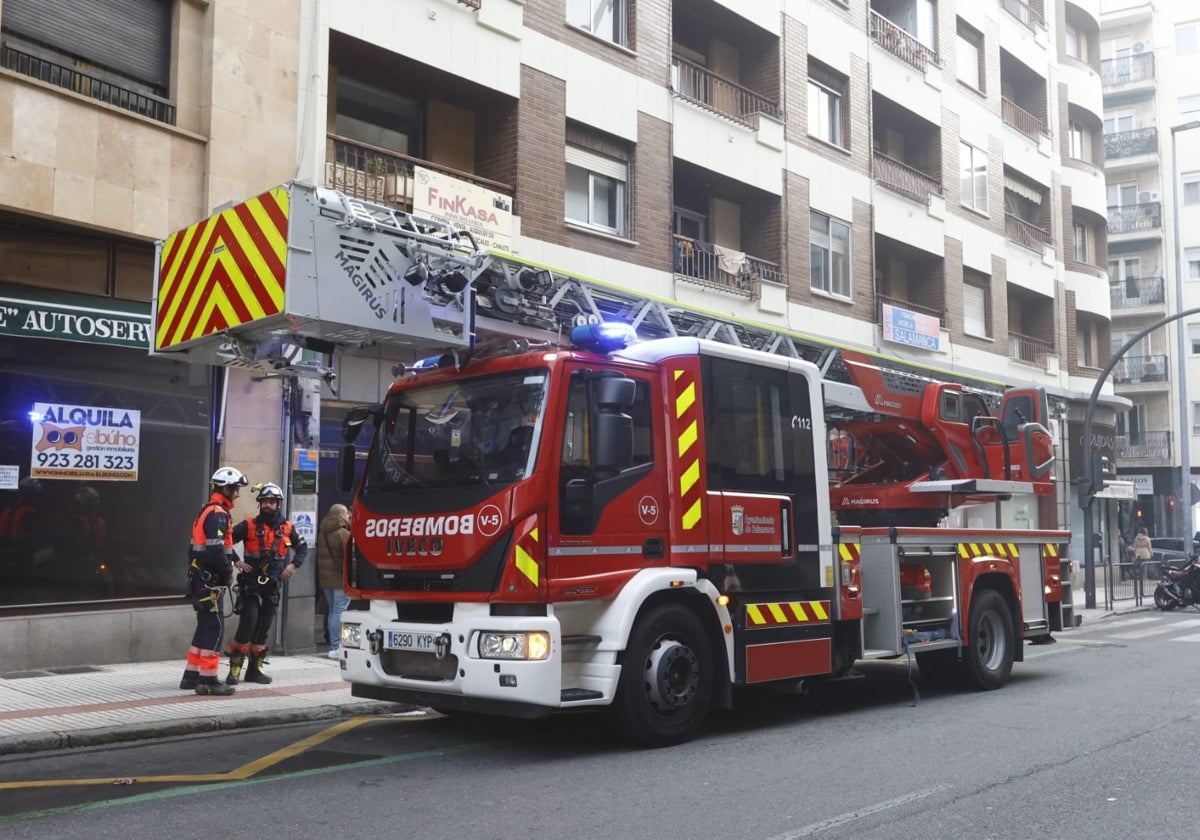 Una dotación de los Bomberos de Salamanca en la avenida de Italia.