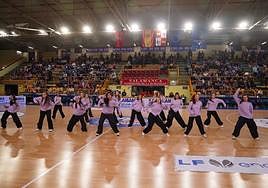 La espectacular coreografía que disfrutó la grada del Würzburg en el descanso