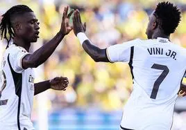 Camavinga y Vinicius celebran el gol del brasileño en Las Palmas.