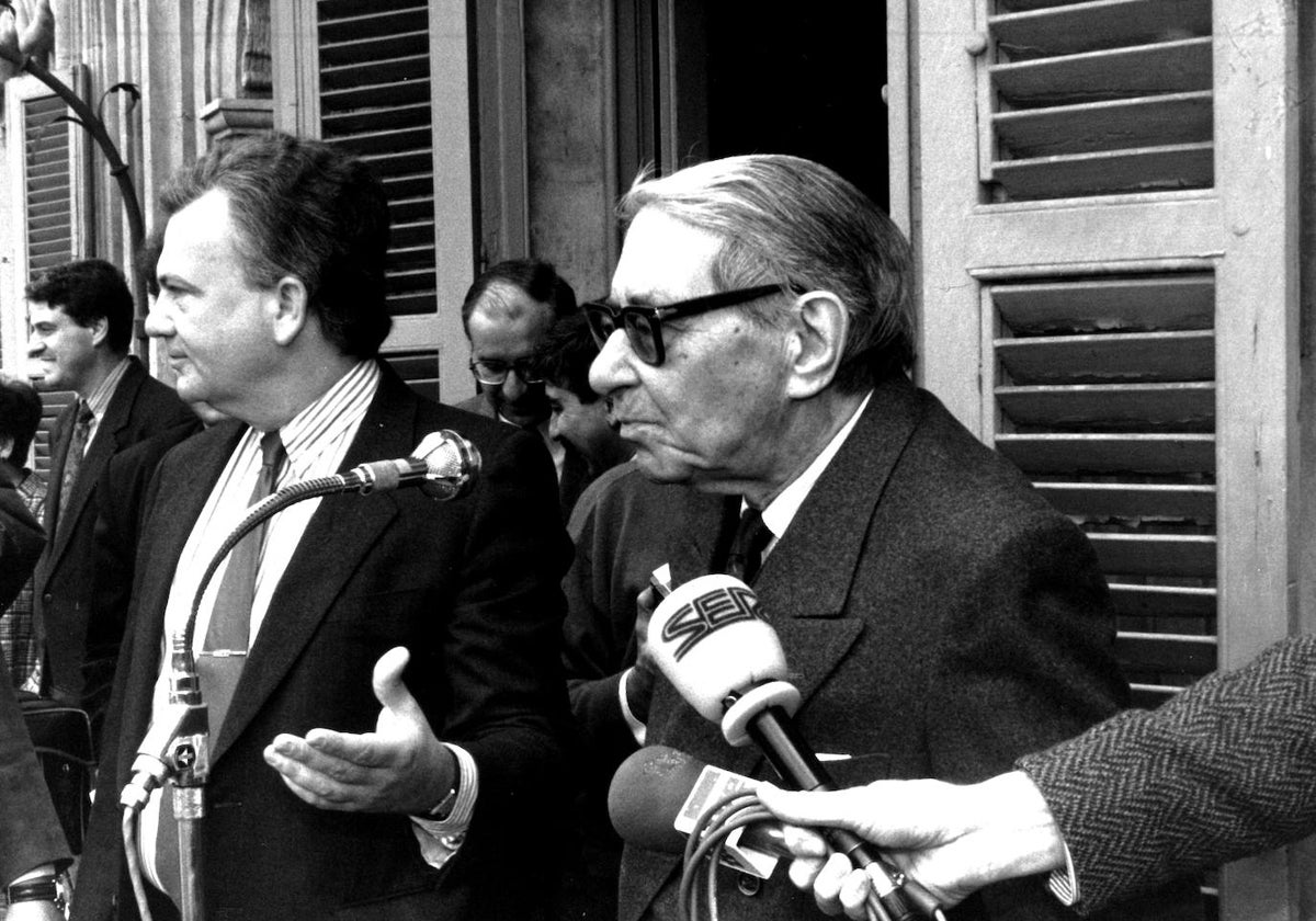 Torrente Ballester, junto al alcalde Fernández de Trocóniz, pregonando la Feria del Libro en abril de 1991.