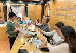 El regidor, Pedro Samuel Martín, recibiendo las peticiones de los más pequeños