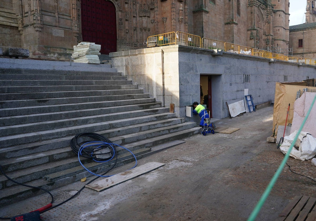 El atrio de la Catedral ya rehabilitado y las escaleras reconstruidas.