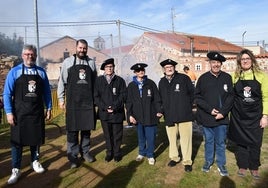 Parte de la corporación municipal de Doñinos junto a los cuatro matanceros de honor