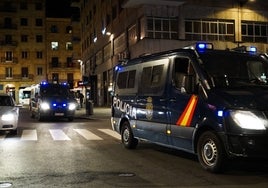 Dos patrullas de la Policía Nacional en la calle Correhuela, donde se produjo el altercado.