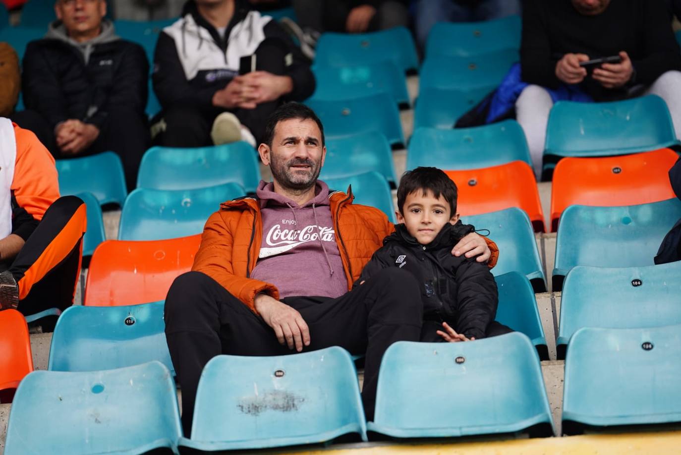 Búscate en la grada del Helmántico en el partido del Salamanca UDS contra La Virgen del Camino