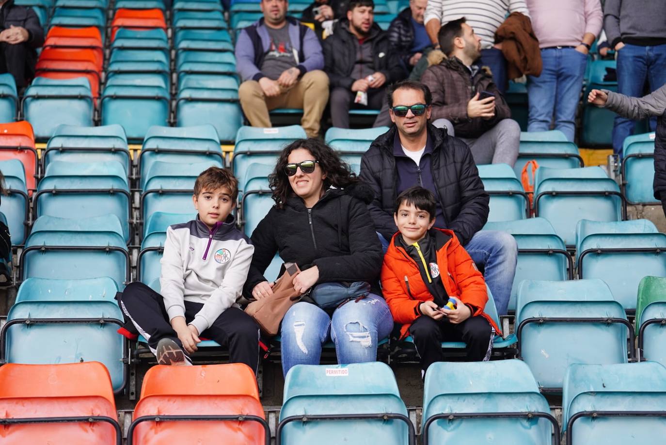 Búscate en la grada del Helmántico en el partido del Salamanca UDS contra La Virgen del Camino