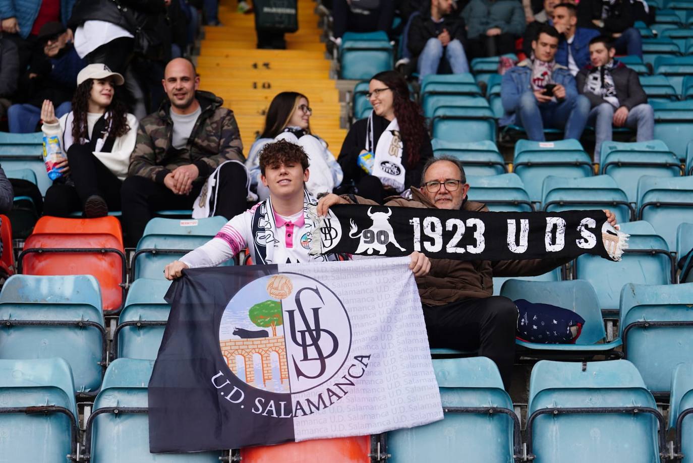 Búscate en la grada del Helmántico en el partido del Salamanca UDS contra La Virgen del Camino