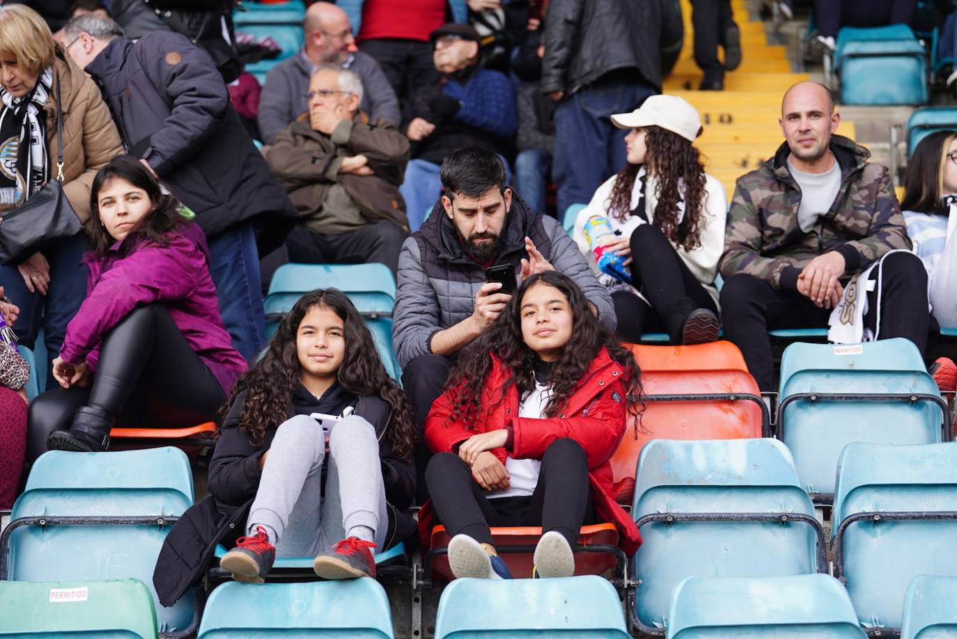 Búscate en la grada del Helmántico en el partido del Salamanca UDS contra La Virgen del Camino