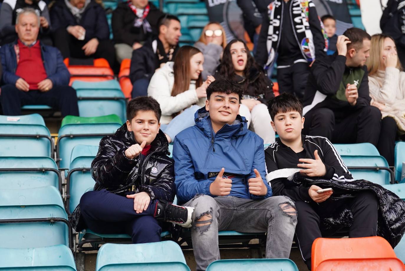 Búscate en la grada del Helmántico en el partido del Salamanca UDS contra La Virgen del Camino