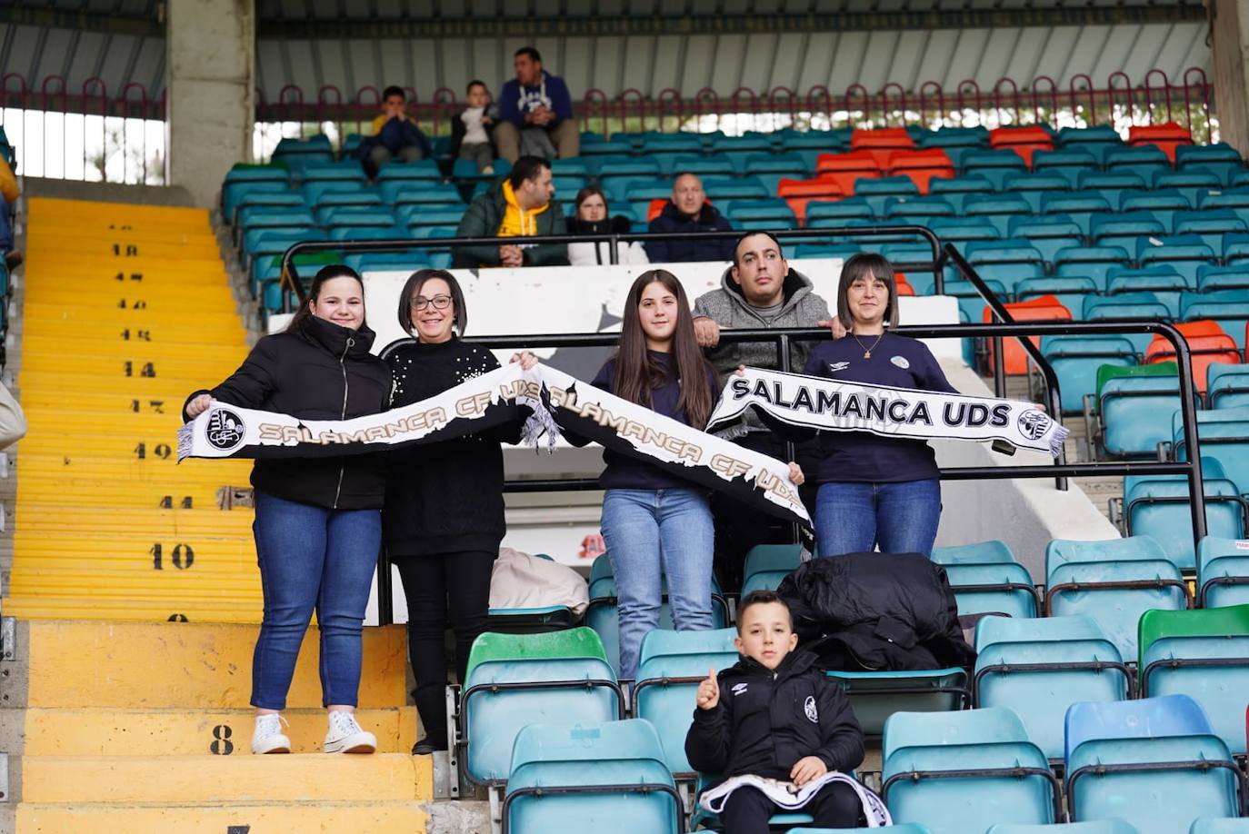 Búscate en la grada del Helmántico en el partido del Salamanca UDS contra La Virgen del Camino