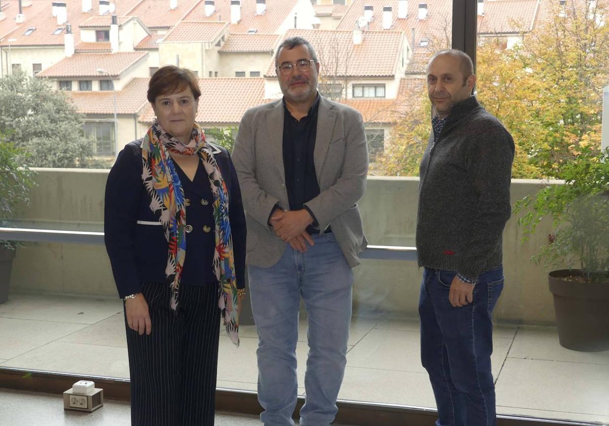 Ana Beatriz Hernández (tesorera), Angel Herrero (secretario) y Avelino Álvarez (presidente), directiva de la delegación en Salamanca del Colegio.