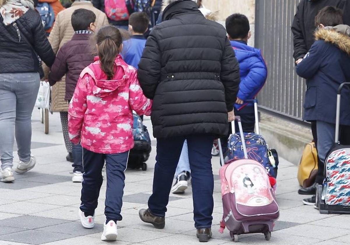 Imagen de archivo de familias accediendo a un colegio salmantino.