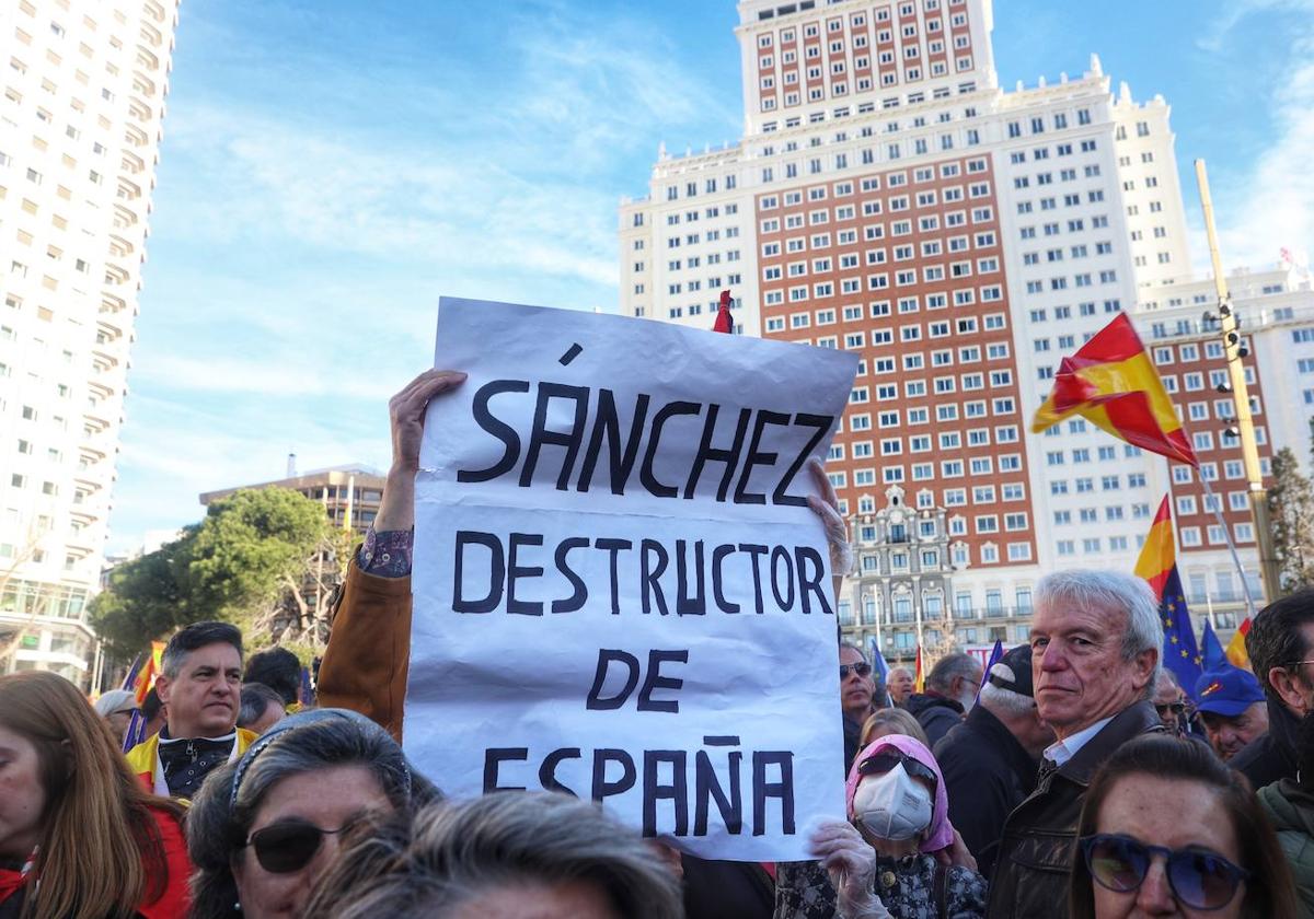 Pancarta contra el presidente del gobierno en la manifestación contra la amnistía