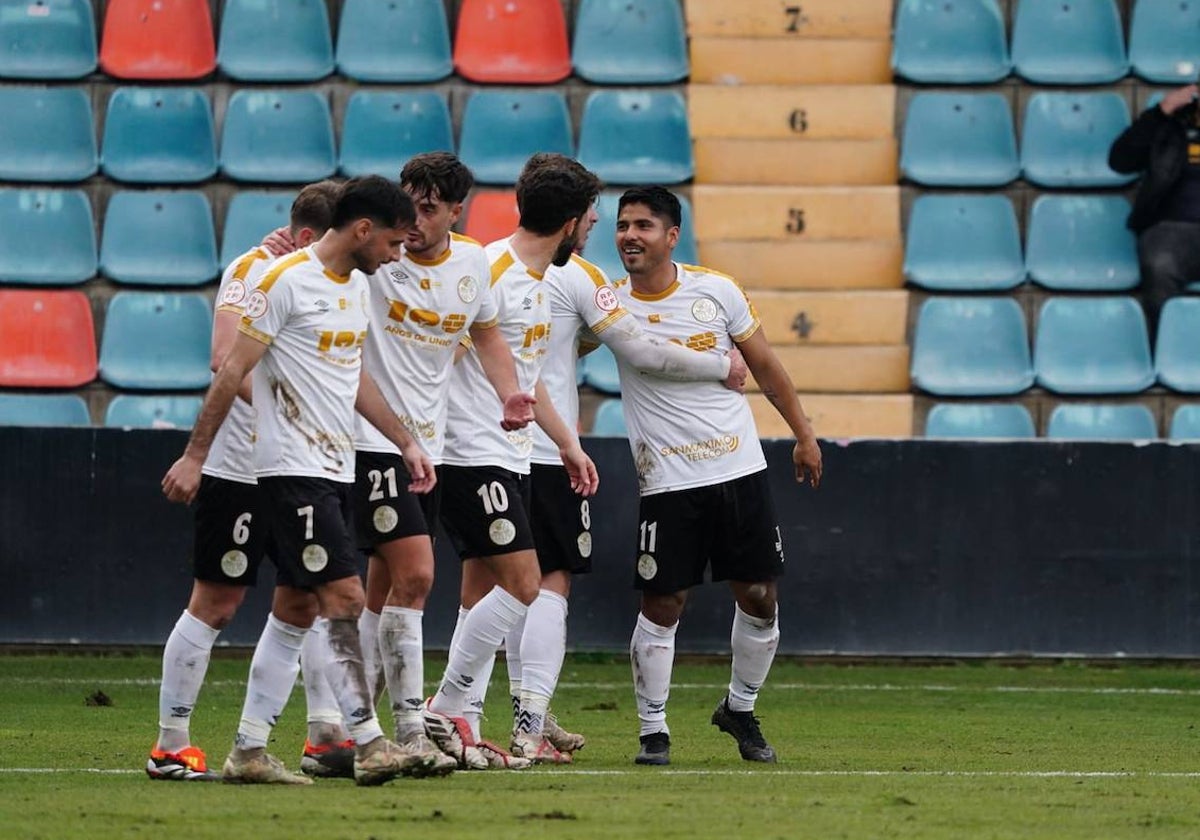 Los jugadores del Salamanca UDS celebran el tanto de Martín Galván.