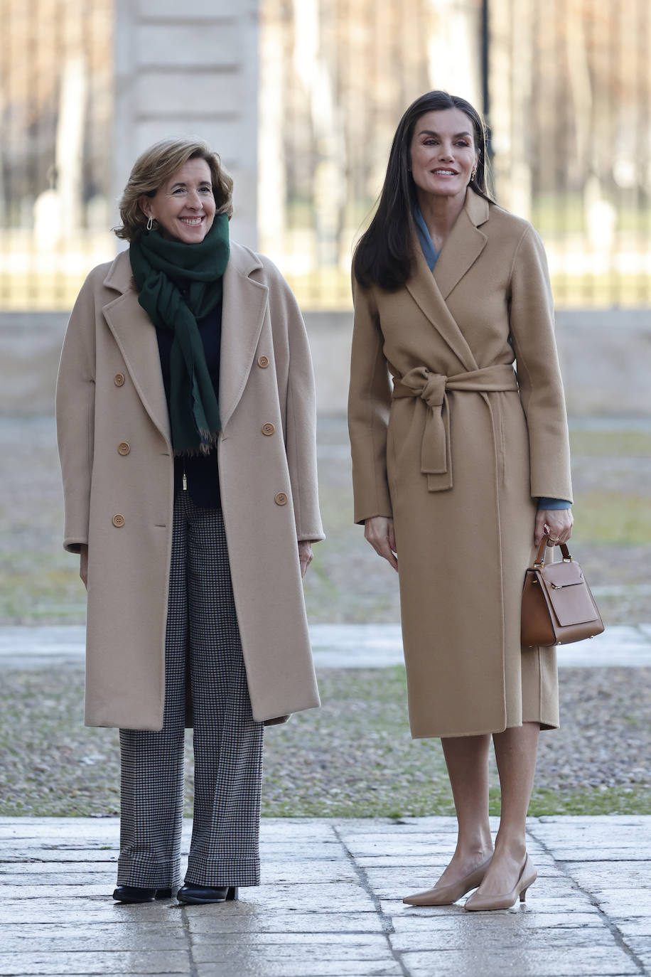 La Reina Letizia sorprende a todos con su invernal look en el Palacio Real de Aranjuez