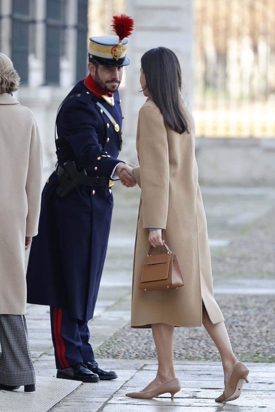 La Reina Letizia sorprende a todos con su invernal look en el Palacio Real de Aranjuez