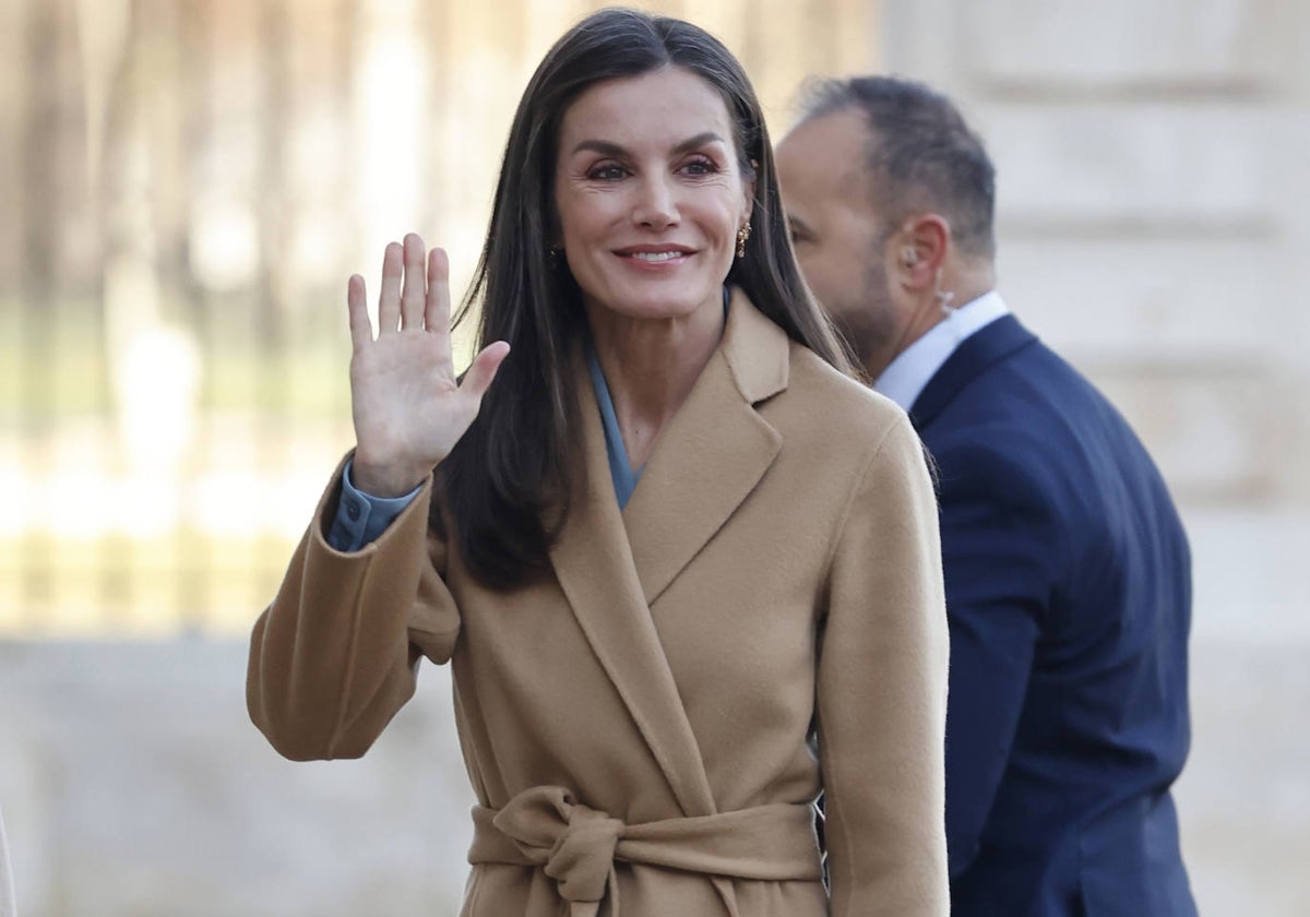 La Reina Letizia sorprende a todos con su invernal look en el Palacio Real de Aranjuez