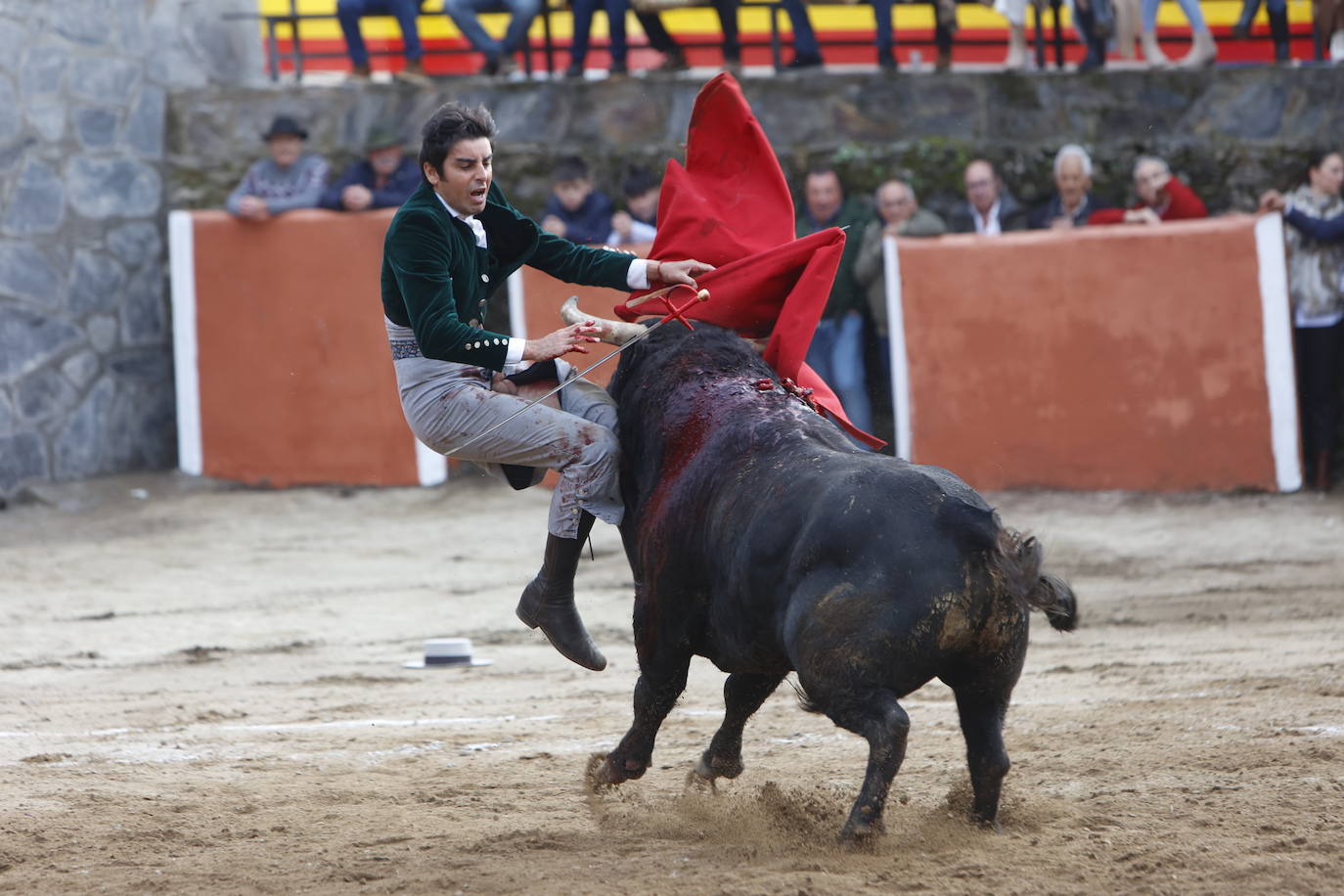 Con ganas de toros en el estreno de la temporada en Valero