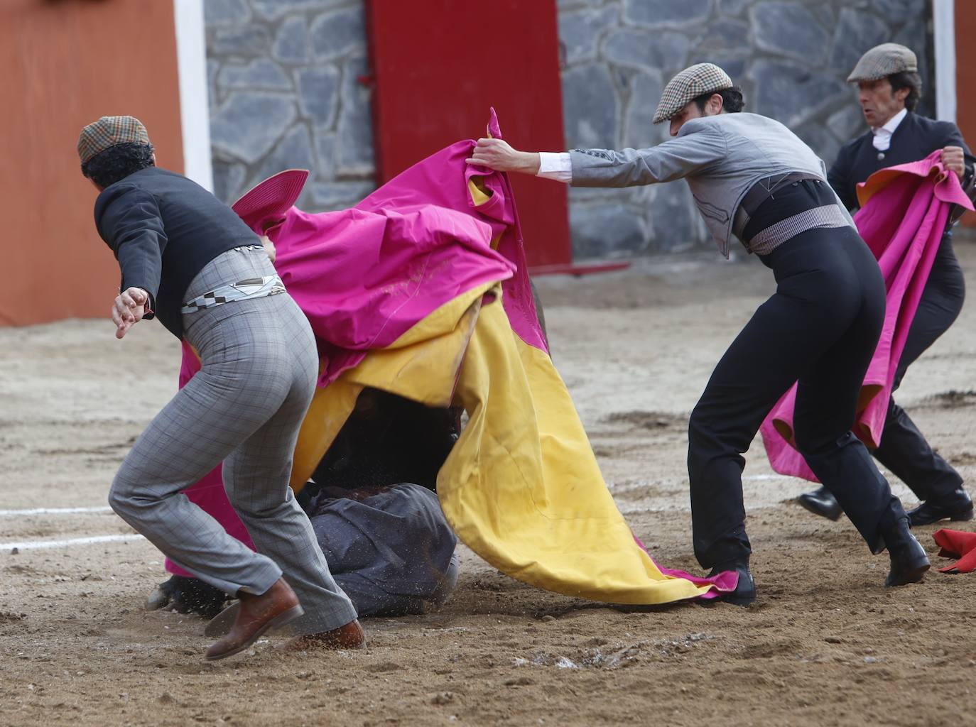 Con ganas de toros en el estreno de la temporada en Valero