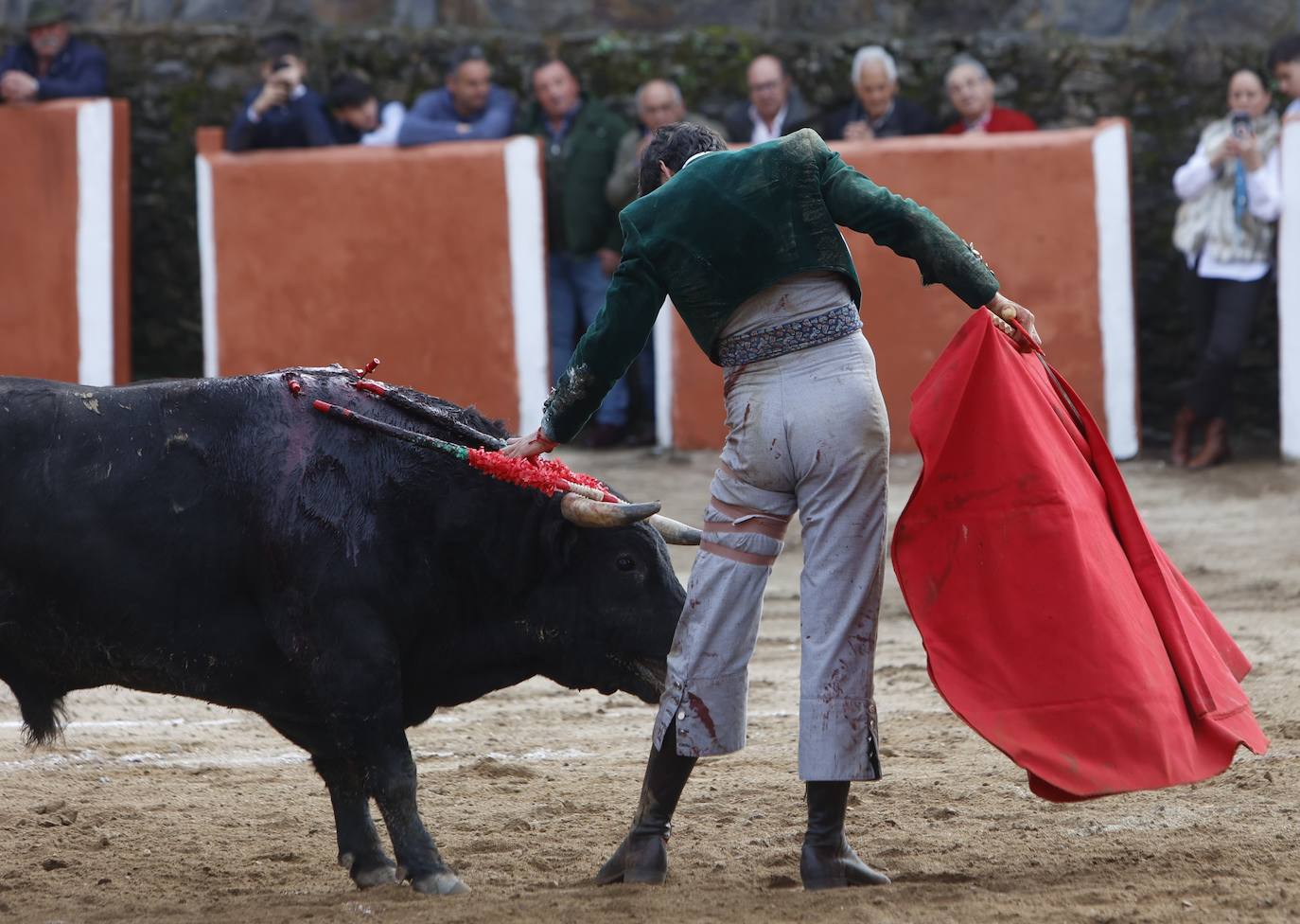 Con ganas de toros en el estreno de la temporada en Valero