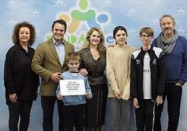 Varios niños recibiendo las becas.