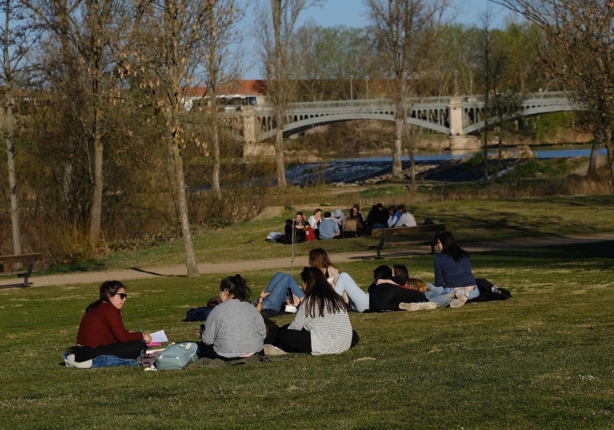 Salmantinos disfrutan del ambiente soleado en la rivera del Tormes