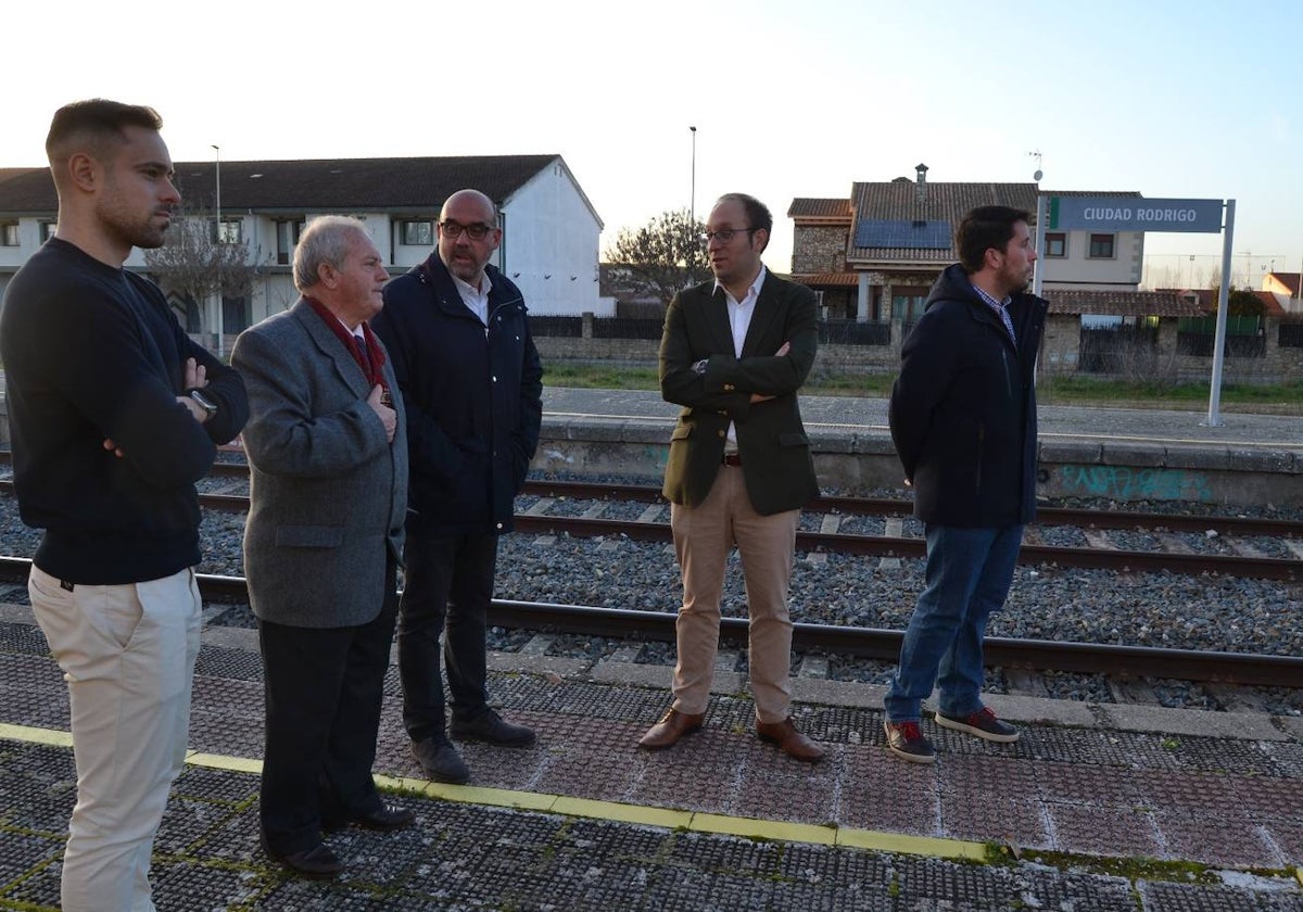 Concejales y alcalde visitan la vía del tren y la estación.