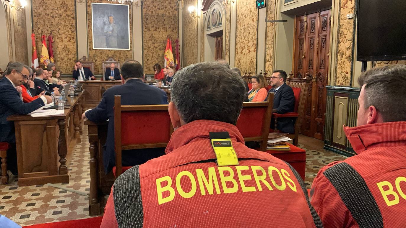 Los bomberos protestan en la Diputación de Salamanca