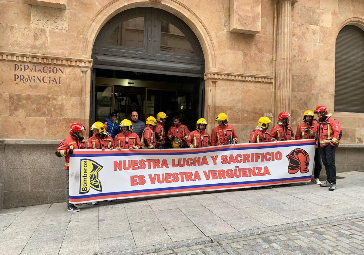 Los bomberos protestan en la Diputación de Salamanca