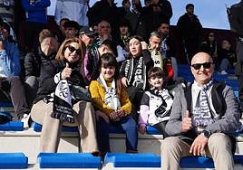 Pequeños disfrutando junto a su familia en el Reina Sofía, durante el choque del pasado domingo.