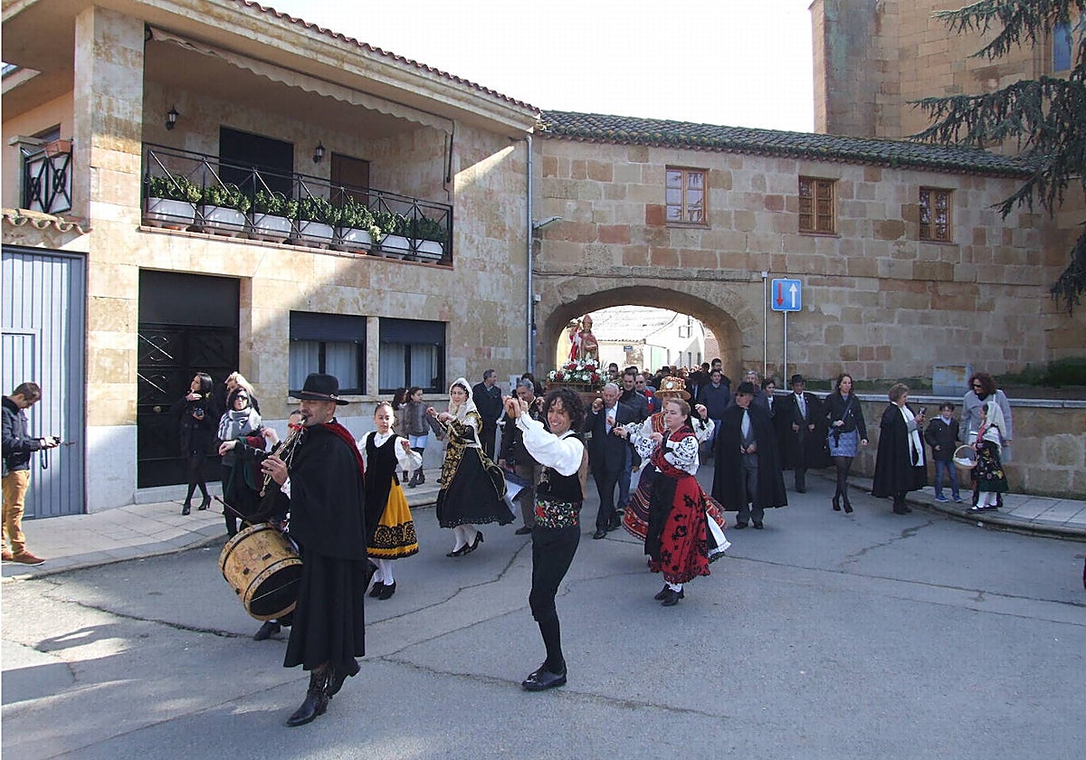 Bailes en honor a San Blas durante la procesión.