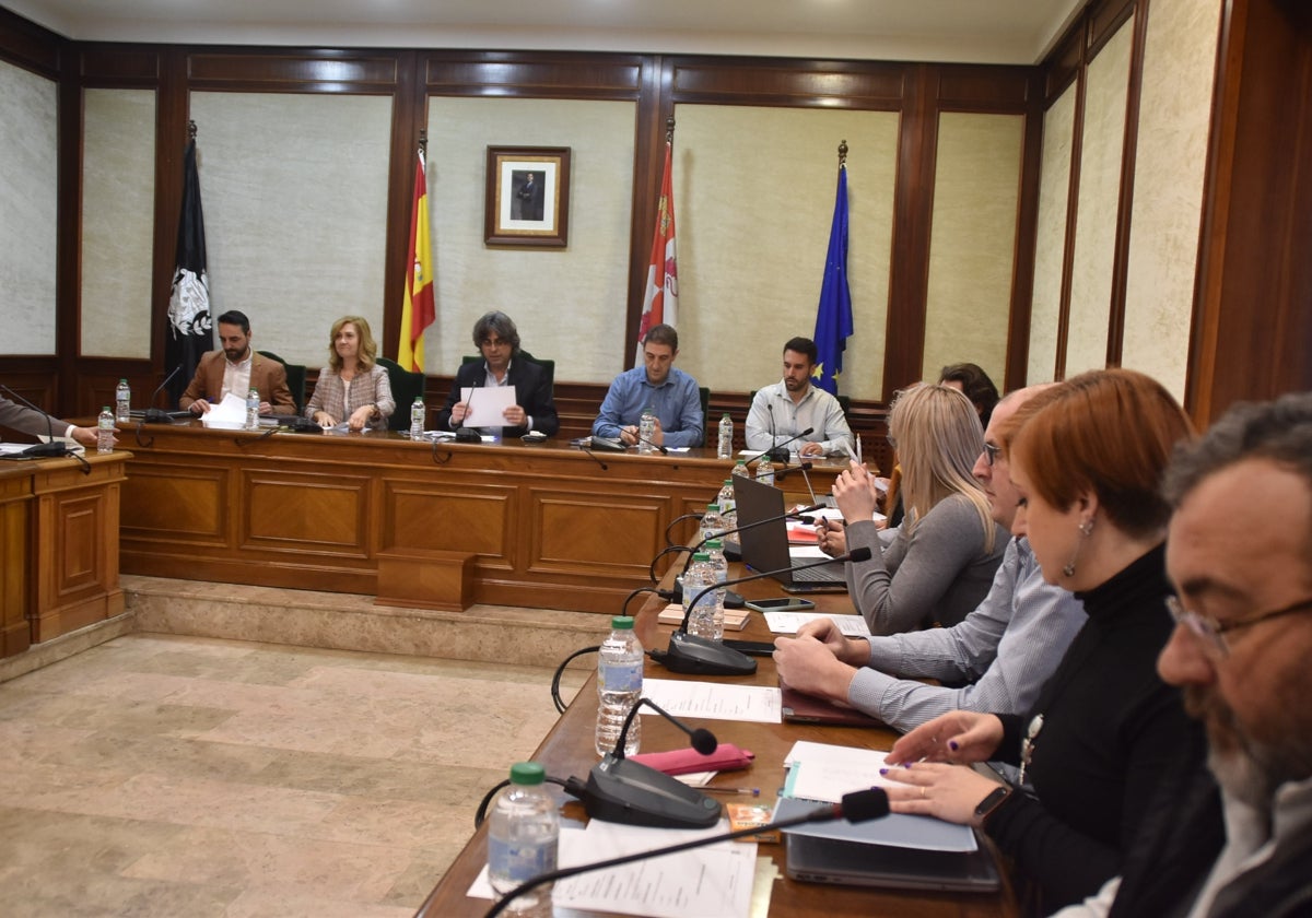 Imagen del pleno celebrado el pasado lunes en el que PSOE, Tú Aportas y las dos concejalas no adscritas rechazaron la petición del equipo de Gobierno de trasladar las comisiones a los martes.