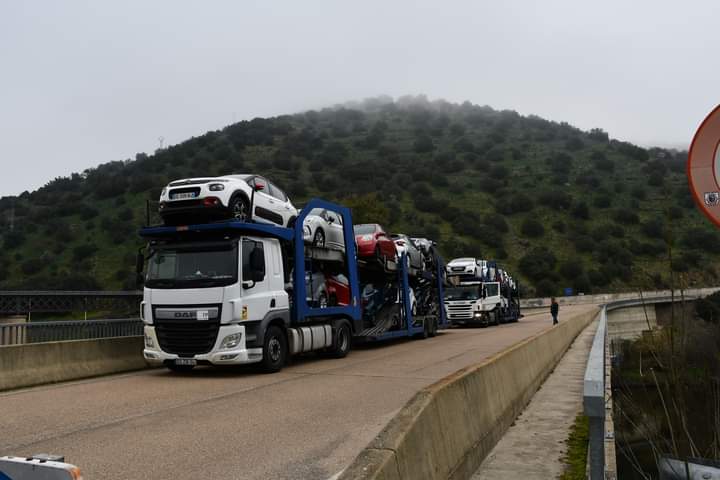 Camiones de transportes parado por culpa de las protestas de los agricultores