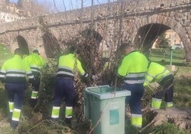 Operarios del Servicio de Limpieza en el entorno del Puente Romano.