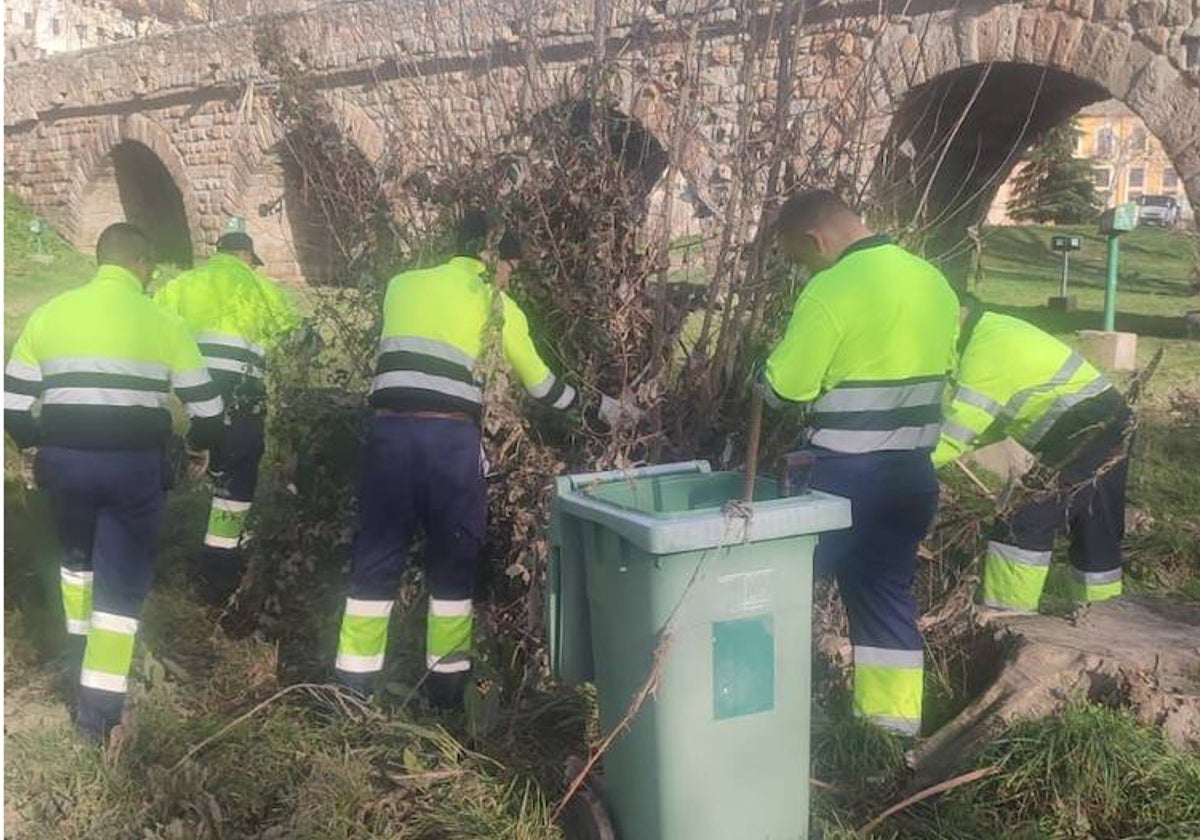 Operarios del Servicio de Limpieza en el entorno del Puente Romano.