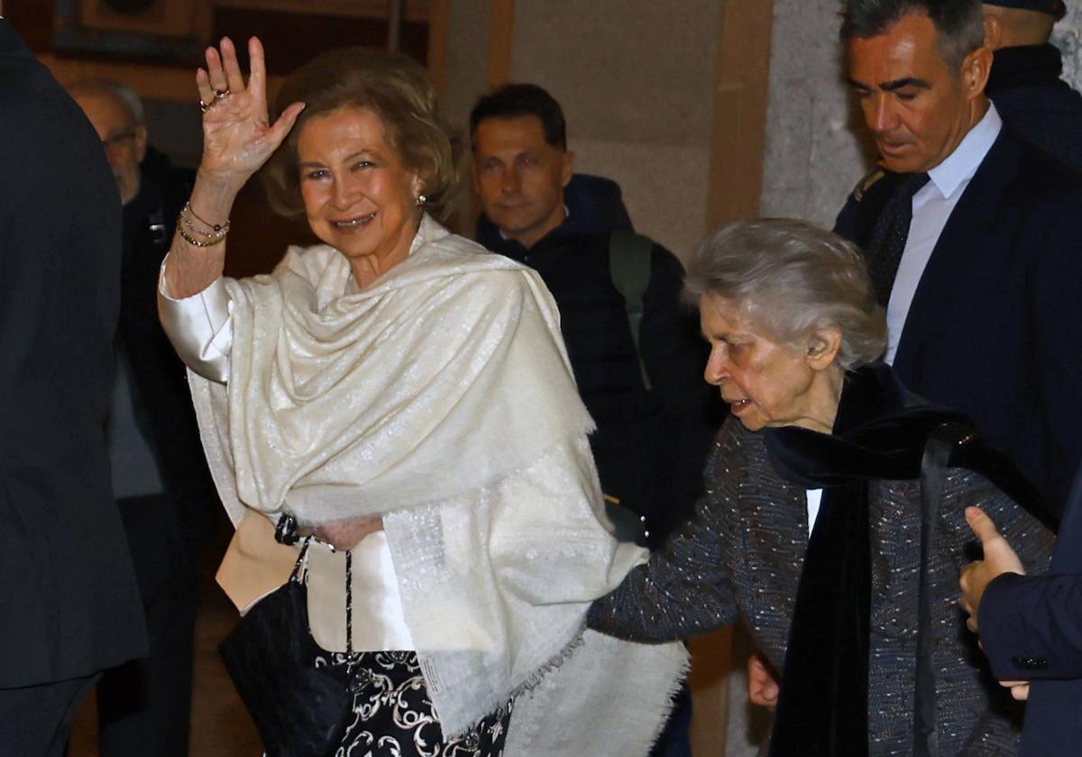 La Reina Sofía y su hermana Irene salen del Auditorio Nacional