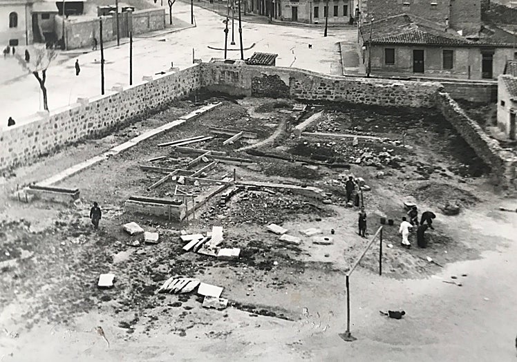 El solar en el que se construyó el centro educativo y la parroquia. Se puede ver el Paseo San Antonio y Príncipe de Vergara.