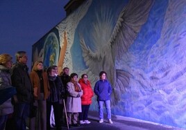 Varios de los vecinos que acudieron al acto de inauguración del mural