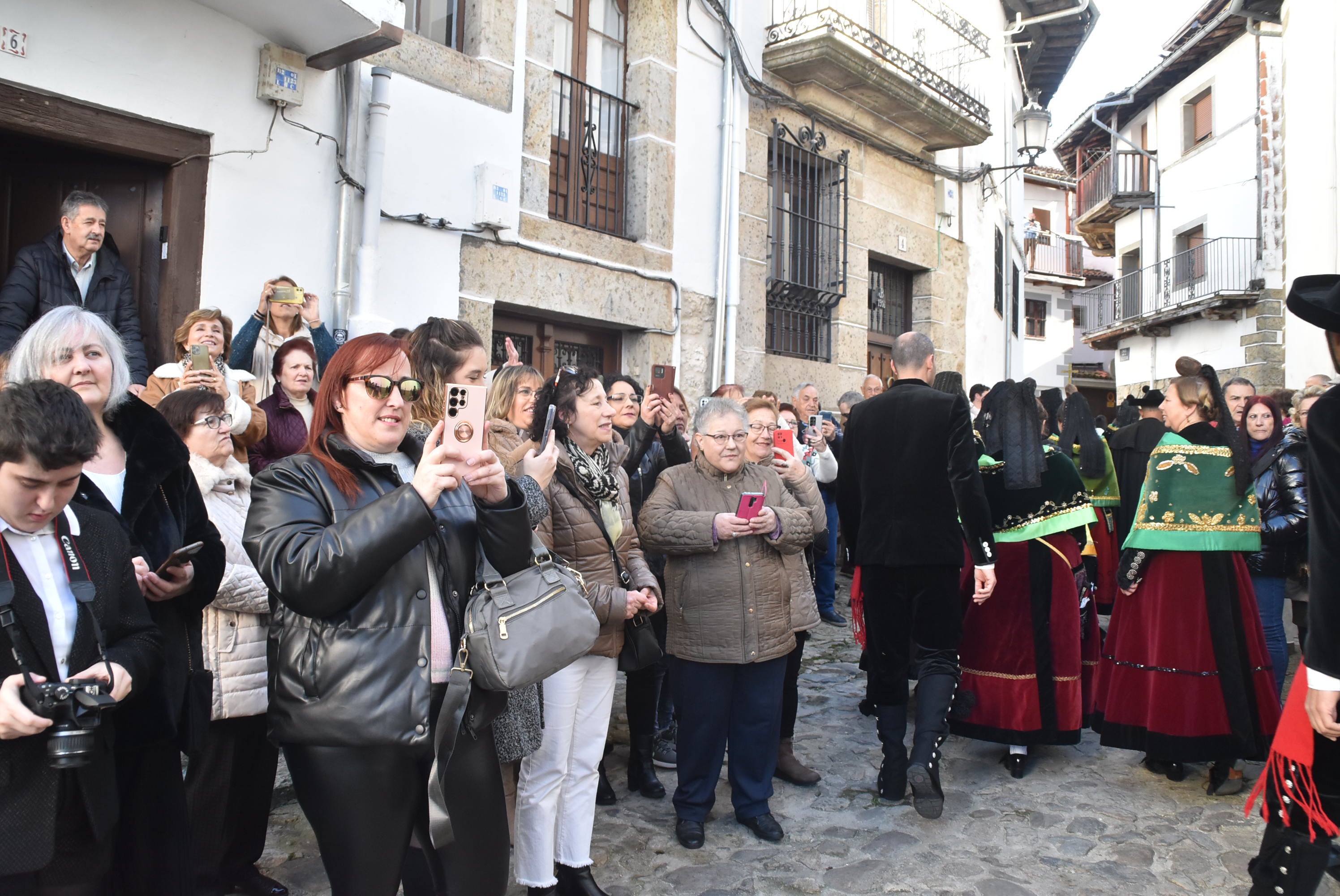 Candelario arropa a la Virgen de las Candelas en el día grande de sus fiestas