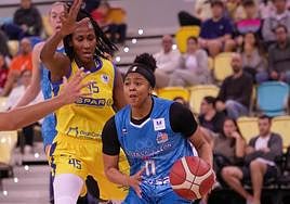 Arica Carter, encimada por una rival.