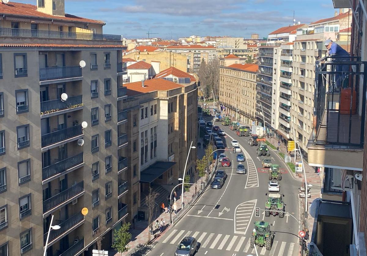 La fila de tractores a su paso por la ciudad.