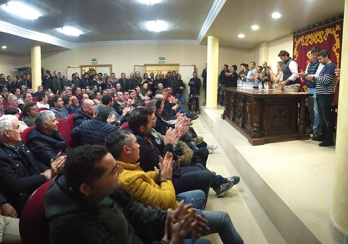 Imagen de una reunión por parte de la asociación agraria.