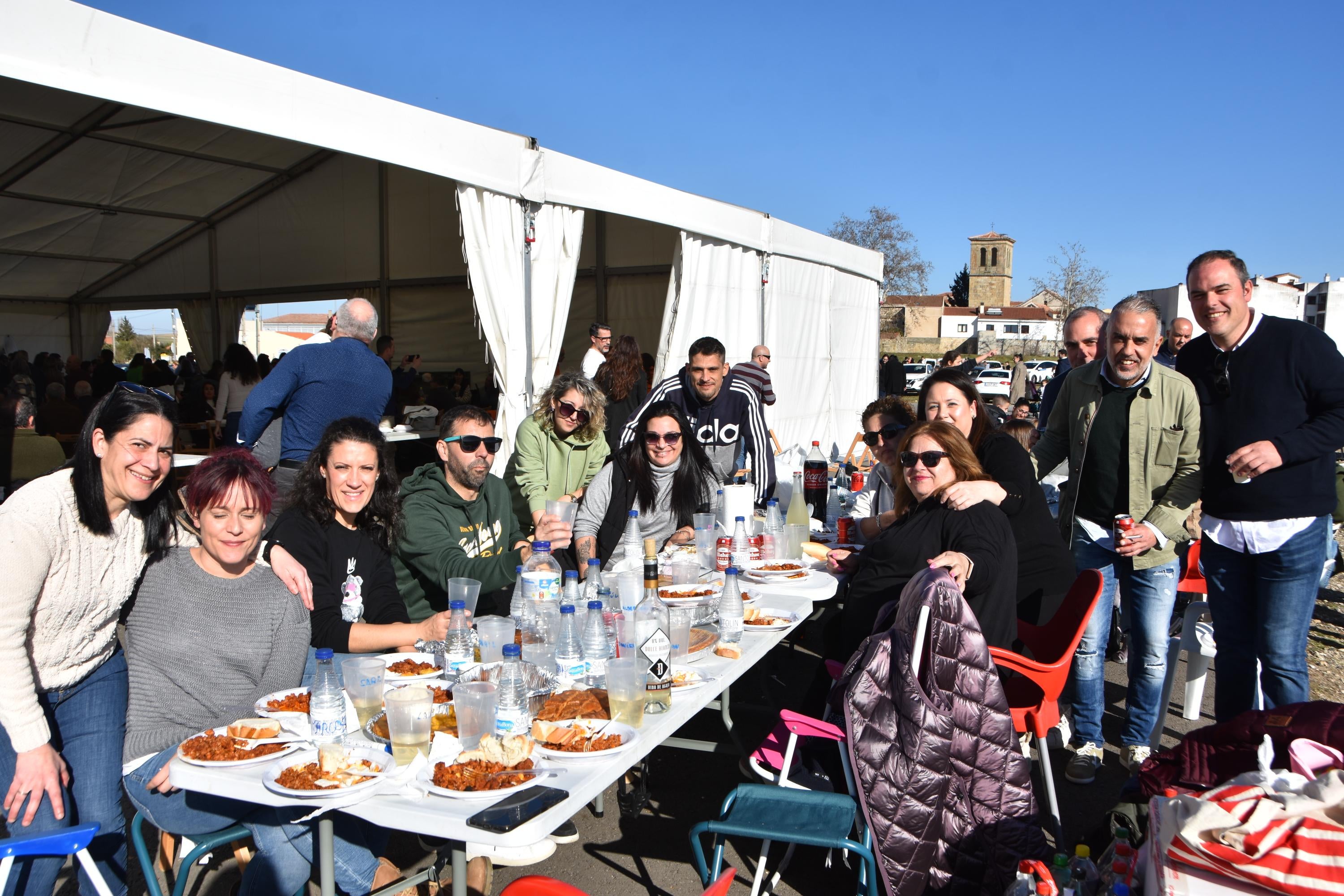 Villamayor disfruta al sol de 500 kilos de chichas