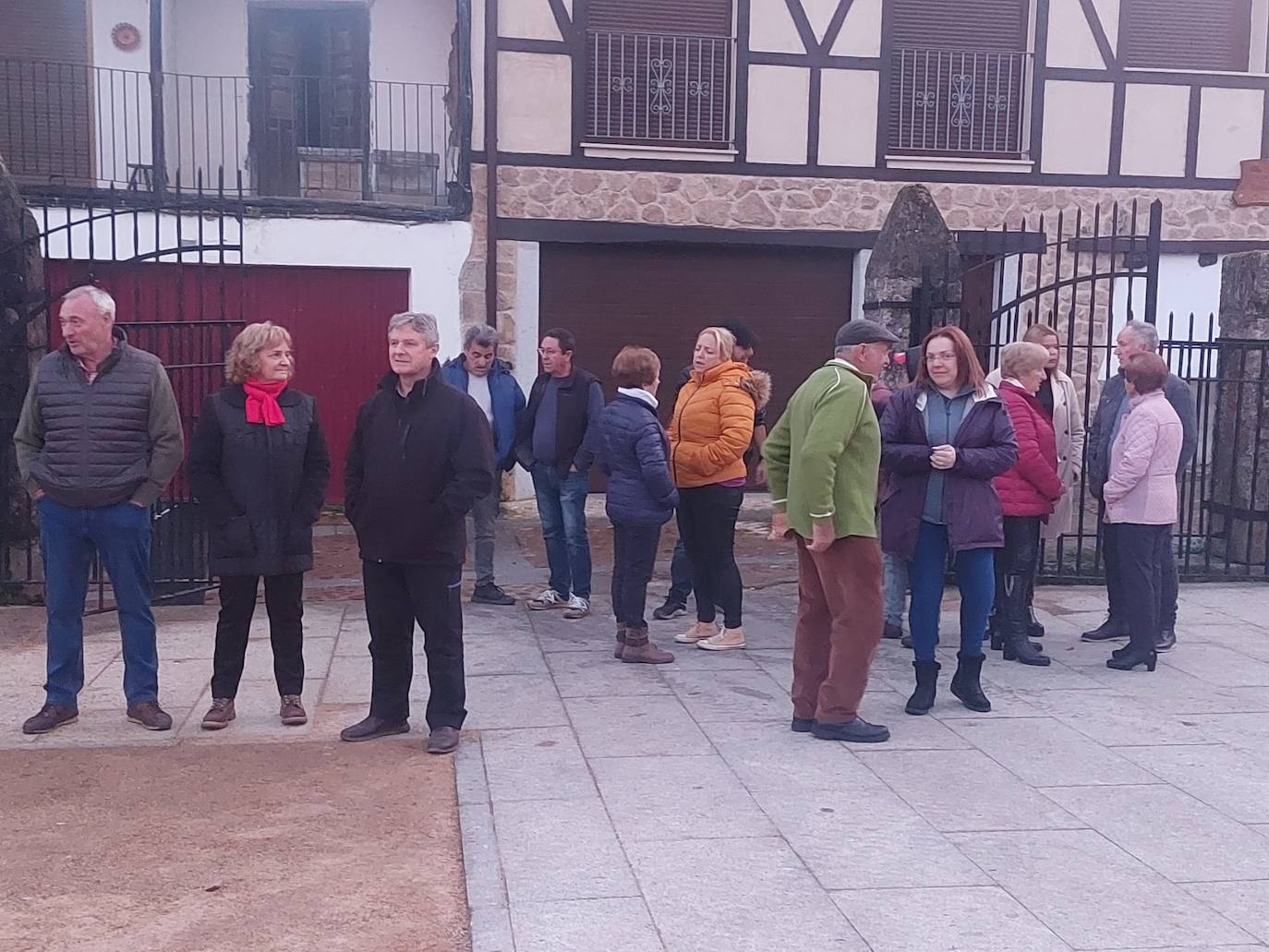 El sol acompaña a San Blas en el día de su fiesta en Santibáñez de la Sierra