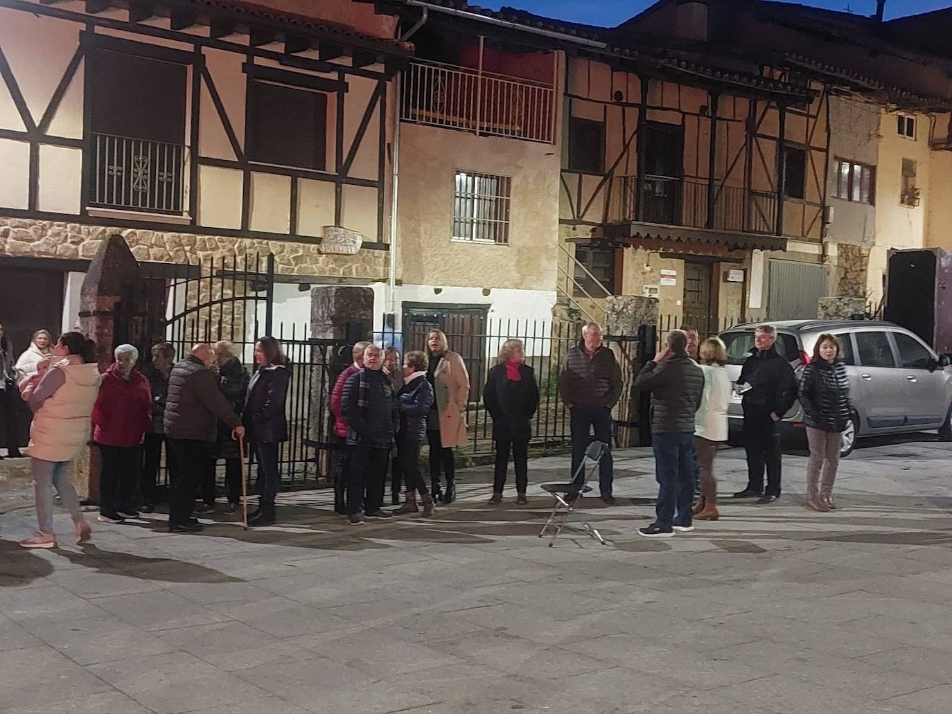 El sol acompaña a San Blas en el día de su fiesta en Santibáñez de la Sierra