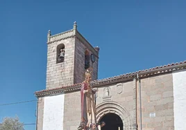 Momento de la salida de San Blas en procesión por las calles de Fuentes de Béjar