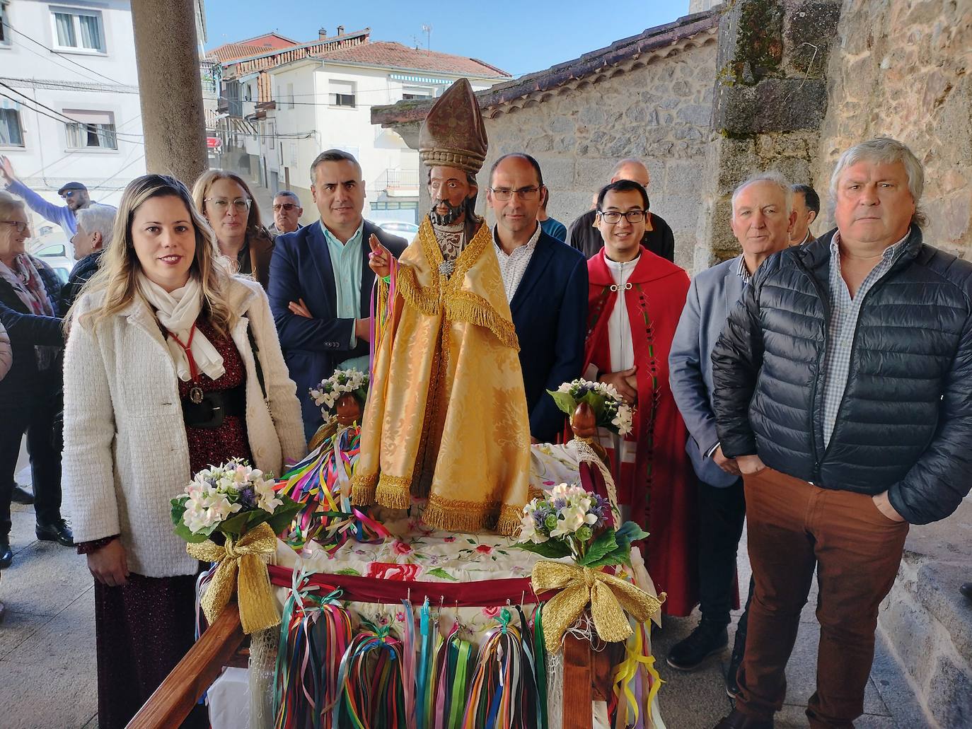 El sol acompaña a San Blas en el día de su fiesta en Santibáñez de la Sierra